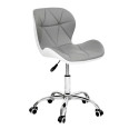 Кресло офисное на колесах из эко-кожи серое