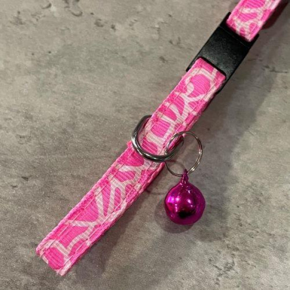 Ошейник для котов нейлоновый рисунок с разводами, с колокольчиком, розового цвета -
Фото 2 Ошейник для котов нейлоновый рисунок с разводами, с колокольчиком, розового цвета -
Фото 2