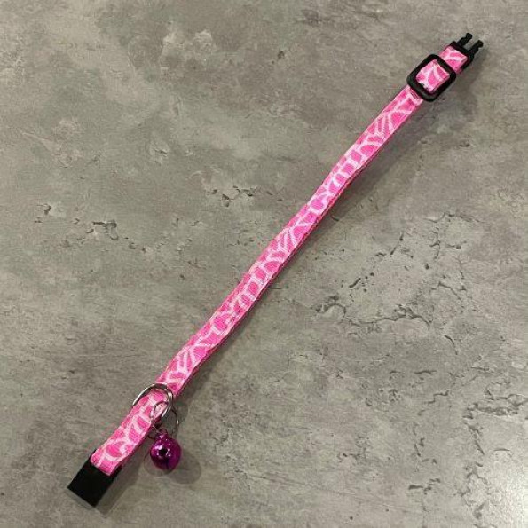 Ошейник для котов нейлоновый рисунок с разводами, с колокольчиком, розового цвета -
Фото 3 Ошейник для котов нейлоновый рисунок с разводами, с колокольчиком, розового цвета -
Фото 3