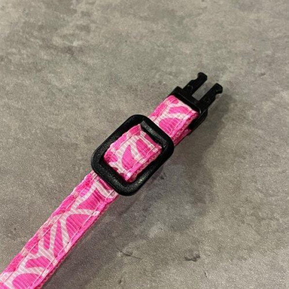 Ошейник для котов нейлоновый рисунок с разводами, с колокольчиком, розового цвета -
Фото 4 Ошейник для котов нейлоновый рисунок с разводами, с колокольчиком, розового цвета -
Фото 4