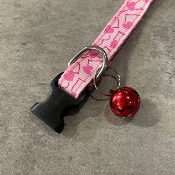 Ошейник для котов нейлоновый с рисунком Сердечки, с колокольчиком, розового цвета -
Фото 3 Ошейник для котов нейлоновый с рисунком Сердечки, с колокольчиком, розового цвета -
Фото 3