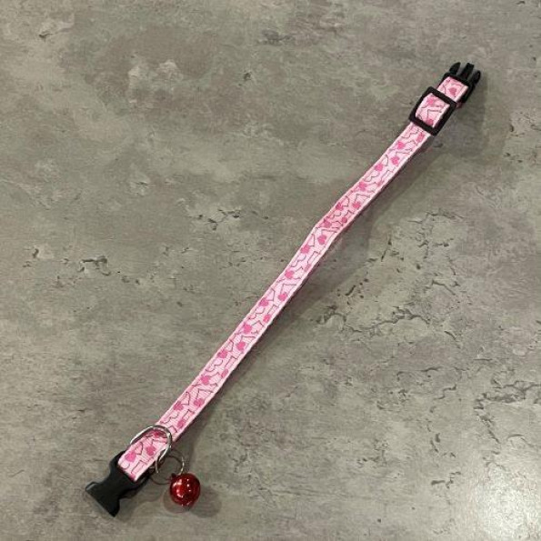 Ошейник для котов нейлоновый с рисунком Сердечки, с колокольчиком, розового цвета -
Фото 4 Ошейник для котов нейлоновый с рисунком Сердечки, с колокольчиком, розового цвета -
Фото 4