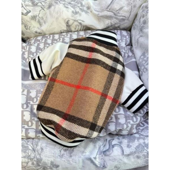 Брендовый бомпер для собак BURBERRY с кожанными рукавами на шелковой подкладке, бежевый -
Фото 2 Брендовый бомпер для собак BURBERRY с кожанными рукавами на шелковой подкладке, бежевый -
Фото 2