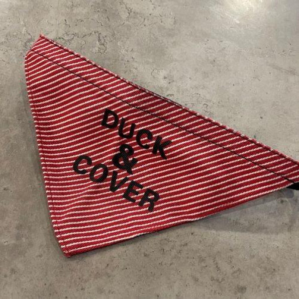 Ошейник-бандана для собак с нейлоновой затежкой, с надписью Duck&Cover, красного цвета Ошейник-бандана для собак с нейлоновой затежкой, с надписью Duck&Cover, красного цвета