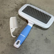 Пуходерка для вычесывания шерсти собак и кошек квадратная с голубой ручкой и маленькой щеточкой Пуходерка для вычесывания шерсти собак и кошек квадратная с голубой ручкой и маленькой щеточкой