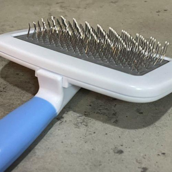 Пуходірка для вичісування вовни собак і кішок квадратна з блакитною ручкою та маленькою щіточкою  -
                                                        Фото 2