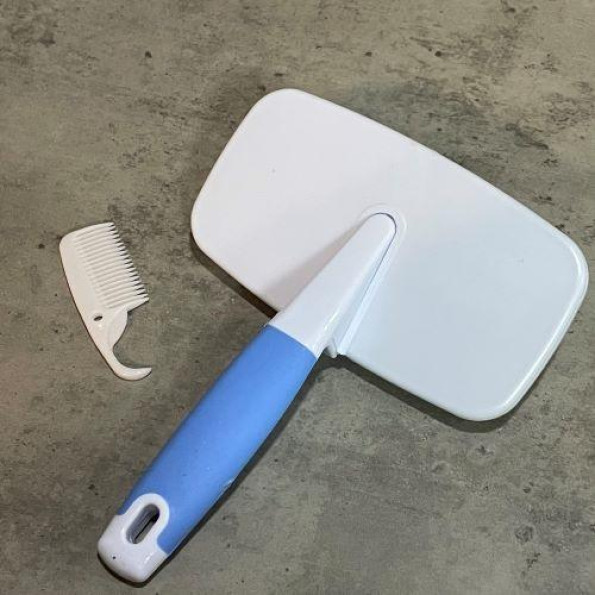 Пуходірка для вичісування вовни собак і кішок квадратна з блакитною ручкою та маленькою щіточкою  -
                                                        Фото 3