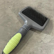 Пуходерка для вычесывания шерсти собак и кошек квадратная серая с зеленой ручкой M Пуходерка для вычесывания шерсти собак и кошек квадратная серая с зеленой ручкой M