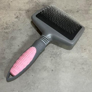 Пуходерка для вычесывания шерсти собак и кошек квадратная серая с розовой ручкой S Пуходерка для вычесывания шерсти собак и кошек квадратная серая с розовой ручкой S