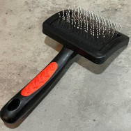 Пуходерка для вычесывания шерсти собак и кошек квадратная черно-красного цвета S Пуходерка для вычесывания шерсти собак и кошек квадратная черно-красного цвета S