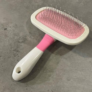 Пуходерка для вычесывания шерсти собак и кошек белая с розовым Пуходерка для вычесывания шерсти собак и кошек белая с розовым