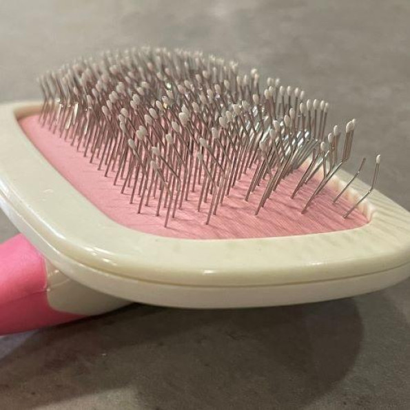 Пуходерка для вычесывания шерсти собак и кошек белая с розовым -
                                                        Фото 2