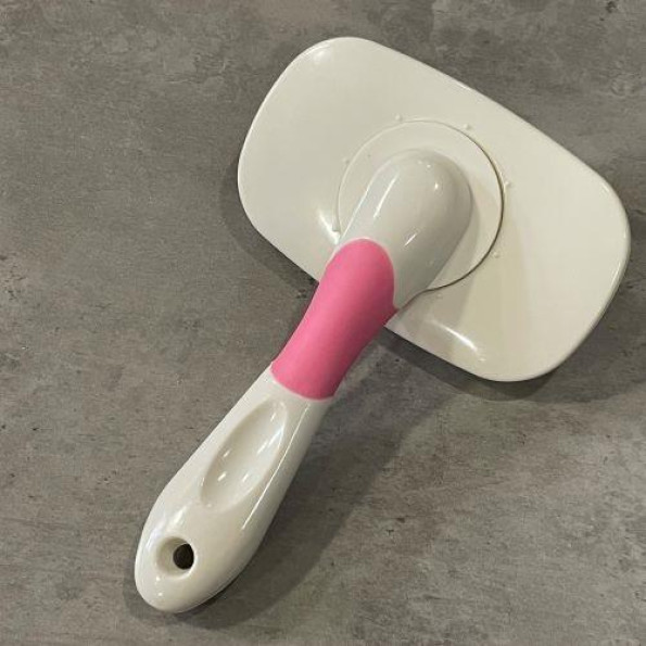 Пуходерка для вычесывания шерсти собак и кошек белая с розовым -
                                                        Фото 3