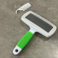 Пуходерка для вычесывания шерсти собак и кошек белый с зеленым с маленькой щеточкой S Пуходерка для вычесывания шерсти собак и кошек белый с зеленым с маленькой щеточкой S