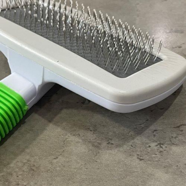 Пуходірка для вичісування шерсті собак і кішок білий із зеленим із маленькою щіточкою  -
                                                        Фото 2