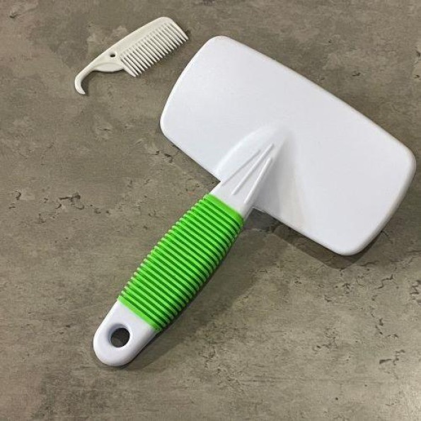 Пуходірка для вичісування шерсті собак і кішок білий із зеленим із маленькою щіточкою  -
                                                        Фото 3