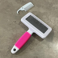 Пуходерка для вычесывания шерсти собак и кошек белый с малиновым с маленькой щеточкой M Пуходерка для вычесывания шерсти собак и кошек белый с малиновым с маленькой щеточкой M