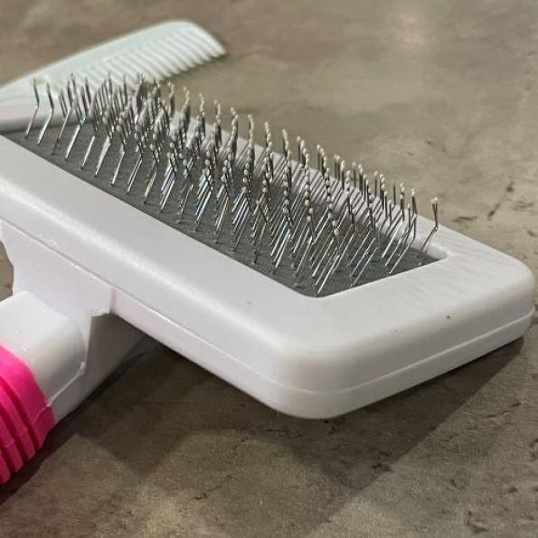 Пуходерка для вычесывания шерсти собак и кошек белый с малиновым с маленькой щеточкой M -
                                                        Фото 2 Пуходерка для вычесывания шерсти собак и кошек белый с малиновым с маленькой щеточкой M -
                                                        Фото 2