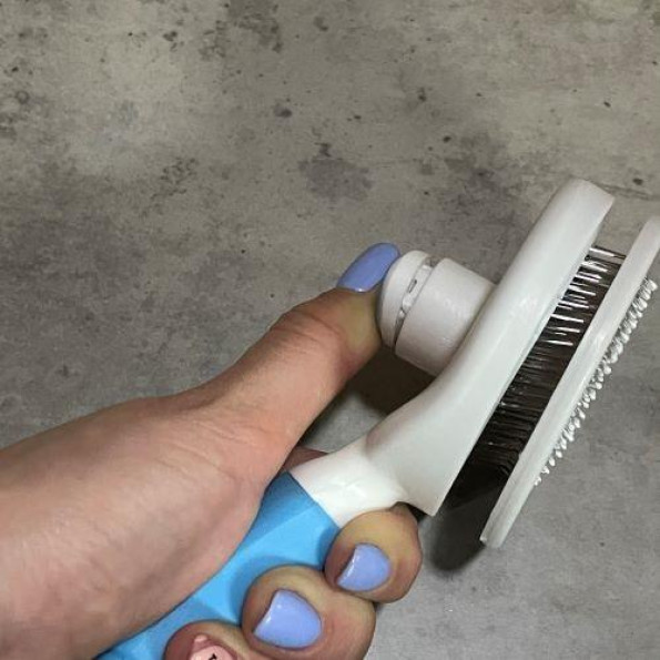 Пуходірка для вичісування вовни собак і кішок, що самоочищається з блакитною ручкою  -
                                                        Фото 4