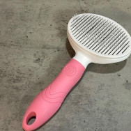 Пуходерка для вычесывания шерсти собак и кошек самоочищающаяся с розовой ручкой Пуходерка для вычесывания шерсти собак и кошек самоочищающаяся с розовой ручкой