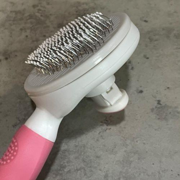 Пуходерка для вычесывания шерсти собак и кошек самоочищающаяся с розовой ручкой -
Фото 2 Пуходерка для вычесывания шерсти собак и кошек самоочищающаяся с розовой ручкой -
Фото 2