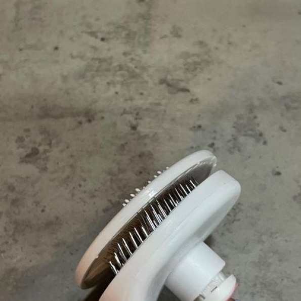 Пуходерка для вычесывания шерсти собак и кошек самоочищающаяся с розовой ручкой -
Фото 3 Пуходерка для вычесывания шерсти собак и кошек самоочищающаяся с розовой ручкой -
Фото 3