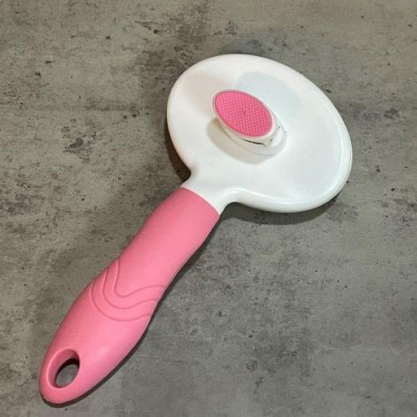 Пуходерка для вычесывания шерсти собак и кошек самоочищающаяся с розовой ручкой -
Фото 4 Пуходерка для вычесывания шерсти собак и кошек самоочищающаяся с розовой ручкой -
Фото 4