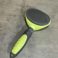 Пуходерка для вычесывания шерсти собак и кошек самоочищающаяся круглая серая с зеленым Пуходерка для вычесывания шерсти собак и кошек самоочищающаяся круглая серая с зеленым