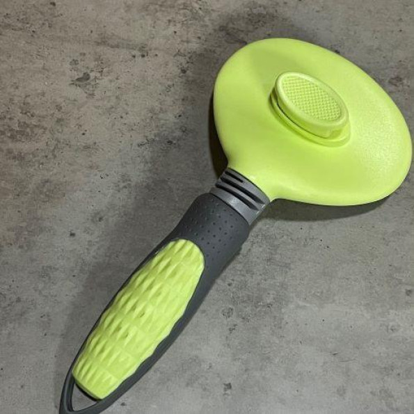 Пуходерка для вычесывания шерсти собак и кошек самоочищающаяся круглая серая с зеленым -
                                                        Фото 2