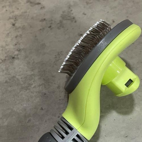 Пуходерка для вычесывания шерсти собак и кошек самоочищающаяся круглая серая с зеленым -
                                                        Фото 3
