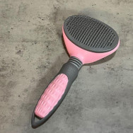 Пуходерка для вычесывания шерсти собак и кошек самоочищающаяся круглая серая с розовым Пуходерка для вычесывания шерсти собак и кошек самоочищающаяся круглая серая с розовым