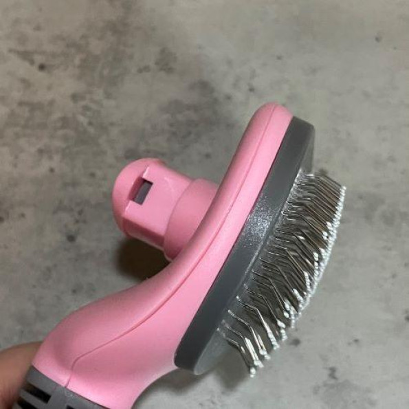 Пуходерка для вычесывания шерсти собак и кошек самоочищающаяся круглая серая с розовым -
Фото 2 Пуходерка для вычесывания шерсти собак и кошек самоочищающаяся круглая серая с розовым -
Фото 2