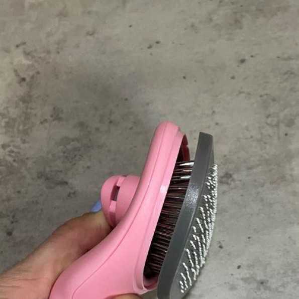 Пуходерка для вычесывания шерсти собак и кошек самоочищающаяся круглая серая с розовым -
Фото 3 Пуходерка для вычесывания шерсти собак и кошек самоочищающаяся круглая серая с розовым -
Фото 3