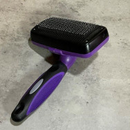 Пуходерка для вычесывания шерсти собак и кошек самоочищающаяся с фиксацией фиолетовая с черным Пуходерка для вычесывания шерсти собак и кошек самоочищающаяся с фиксацией фиолетовая с черным