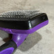 Пуходерка для вычесывания шерсти собак и кошек самоочищающаяся с фиксацией фиолетовая с черным -
                                                        Фото 4