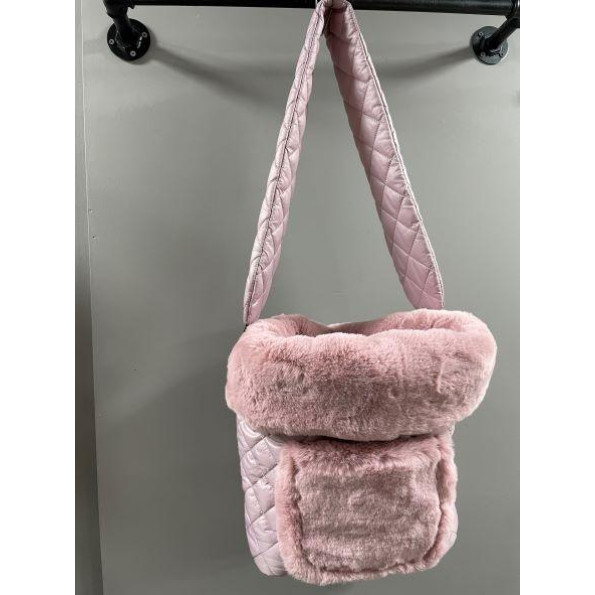 Сумка-перенесення для собак на плече MARALIS зимова, із зовнішньою кишенею пудрова з пудровим хутром  -
                                                        Фото 2