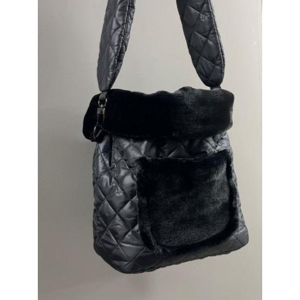 Сумка-перенесення для собак на плече MARALIS зимова, із зовнішнім каманом чорна з чорним хутром Сумка-перенесення для собак на плече MARALIS зимова, із зовнішнім каманом чорна з чорним хутром