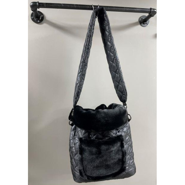 Сумка-перенесення для собак на плече MARALIS зимова, із зовнішнім каманом чорна з чорним хутром -
Фото 2 Сумка-перенесення для собак на плече MARALIS зимова, із зовнішнім каманом чорна з чорним хутром -
Фото 2