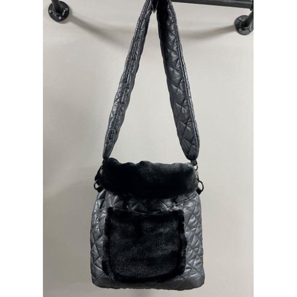 Сумка-перенесення для собак на плече MARALIS зимова, із зовнішнім каманом чорна з чорним хутром -
Фото 3 Сумка-перенесення для собак на плече MARALIS зимова, із зовнішнім каманом чорна з чорним хутром -
Фото 3