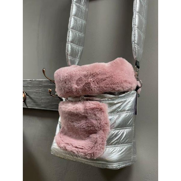 Сумка-перенесення для собак на плече MARALIS зимова, із зовнішньою кишенею, срібна з рожевим хутром  -
                                                        Фото 4