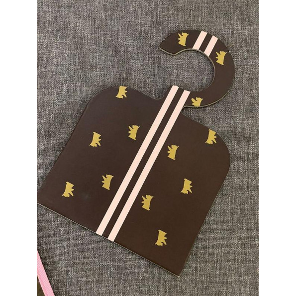Комплект чохол для зберігання одягу собак з тремпілем Juicy Couture на змійці, коричневий 27х20 см -
                                                        Фото 4