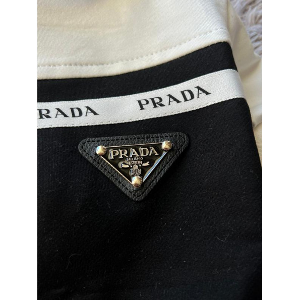 Брендовая ветровка для собак и котов PRADA на змейке без подкладки, с рукавами, черно-белая Черный FB -
                                                        Фото 2