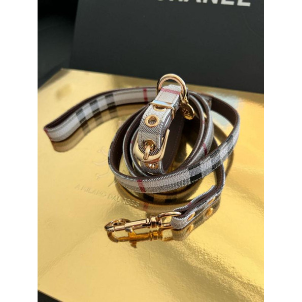 Брендовый ошейник и поводок для собак BURBERRY с брелком, расцветка c цветами, бежевый -
Фото 2 Брендовый ошейник и поводок для собак BURBERRY с брелком, расцветка c цветами, бежевый -
Фото 2