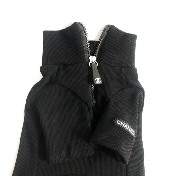 Брендовий трикотажний костюм для собак Chanel зі змійкою на грудях, чорний XS -
                                                        Фото 5