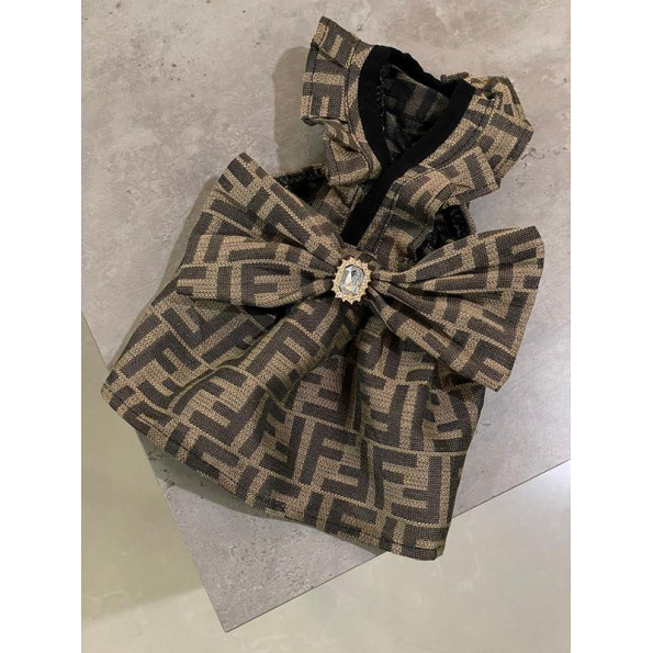 Брендова літня сукня для собак FENDI з бантом і каменем у серединці, коричнева Брендова літня сукня для собак FENDI з бантом і каменем у серединці, коричнева