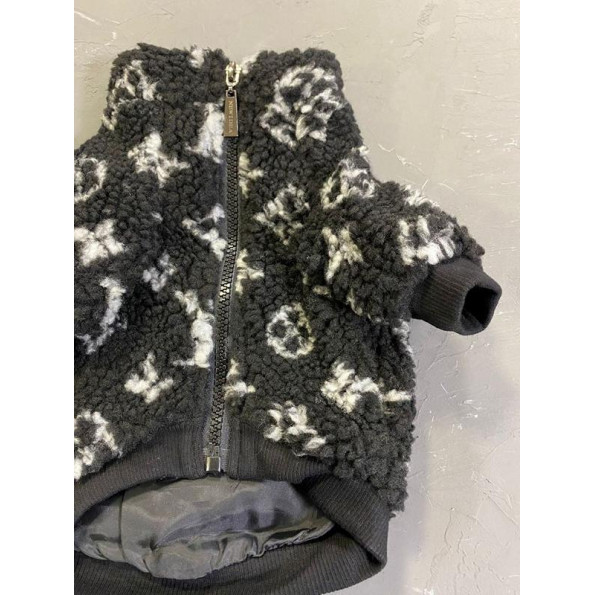 Брендова шуба для собак LOUIS VUITTON Баранець без капюшона, шовковий підклад, чорна -
Фото 2 Брендова шуба для собак LOUIS VUITTON Баранець без капюшона, шовковий підклад, чорна -
Фото 2