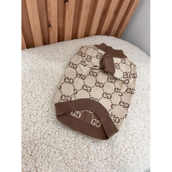 Брендовый свитер для собак GUCCI с мелкими значками, бежевый -
                                                        Фото 4