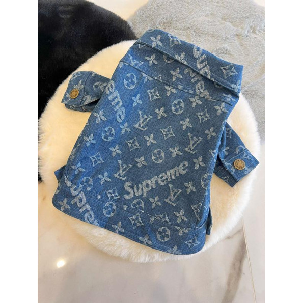 Брендова джинсова курточка для собак Louis Vuitton Supreme з білими логотипами, блакитна S -
                                                        Фото 2