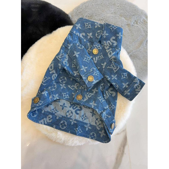 Брендова джинсова курточка для собак Louis Vuitton Supreme з білими логотипами, блакитна S -
                                                        Фото 3
