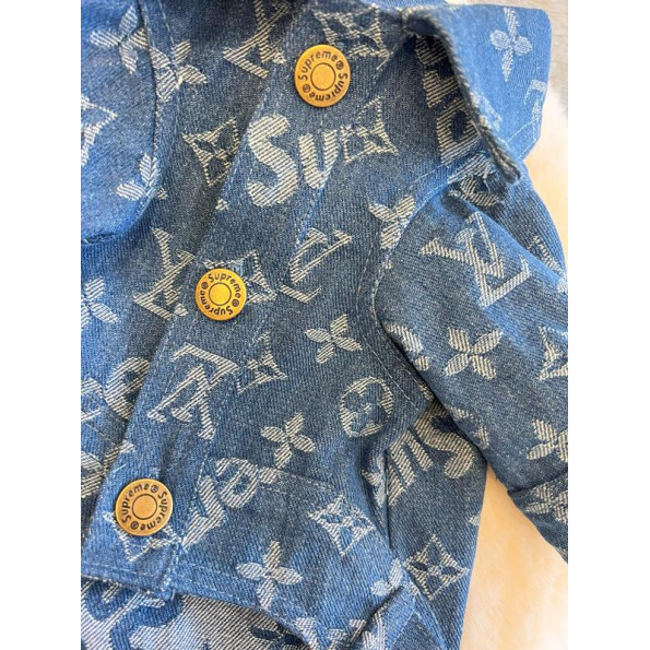 Брендова джинсова курточка для собак Louis Vuitton Supreme з білими логотипами, блакитна S -
                                                        Фото 4